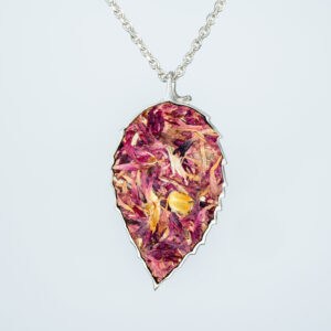 Handgefertigter Schmuck Anhänger mit Rosenblüten in 925er Silber. Zart, nachhaltig & einzigartig – ein Schmuckstück voller Poesie und Naturverbundenheit.