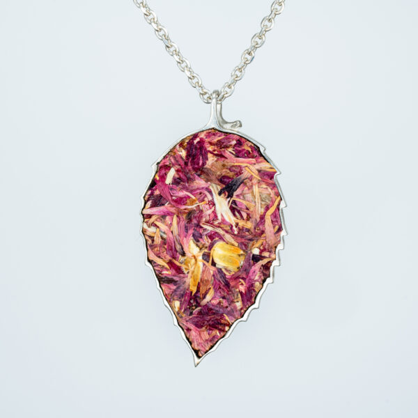 Handgefertigter Schmuck Anhänger mit Rosenblüten in 925er Silber. Zart, nachhaltig & einzigartig – ein Schmuckstück voller Poesie und Naturverbundenheit.