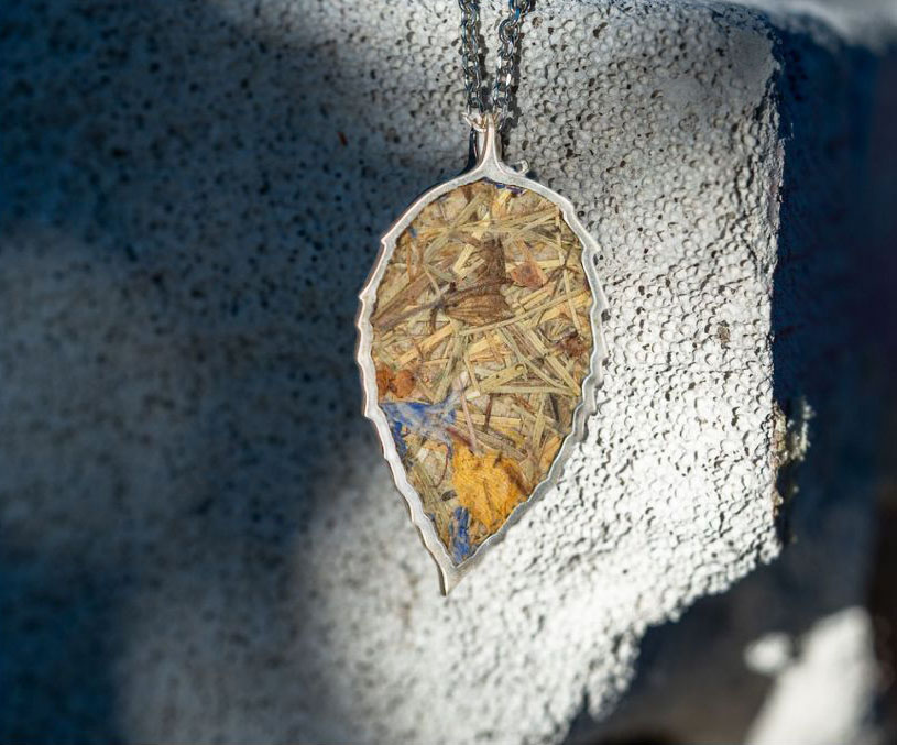Anhänger Almwiese MOUNTAIN MEADOW Whispering Leaf Anhänger mit echter Almwiese – handgefertigt in Österreich. Ein einzigartiger Anhänger aus Sterling Silber 925, Natur Pur. NEKAWA