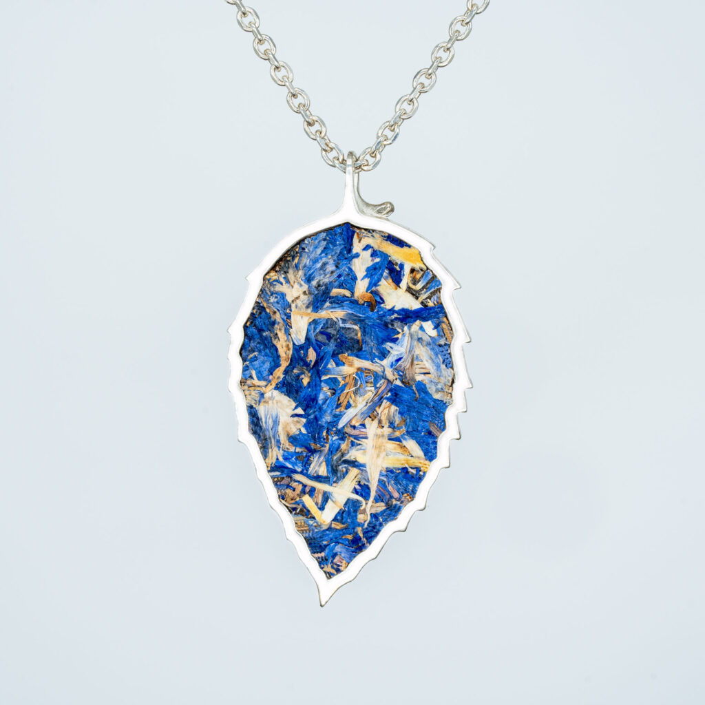 Handgefertigter Schmuck Anhänger mit echten Kornblumen, gefasst in Sterling Silber 925. Nachhaltiger Schmuck aus Österreich – jedes Stück ein florales Unikat.