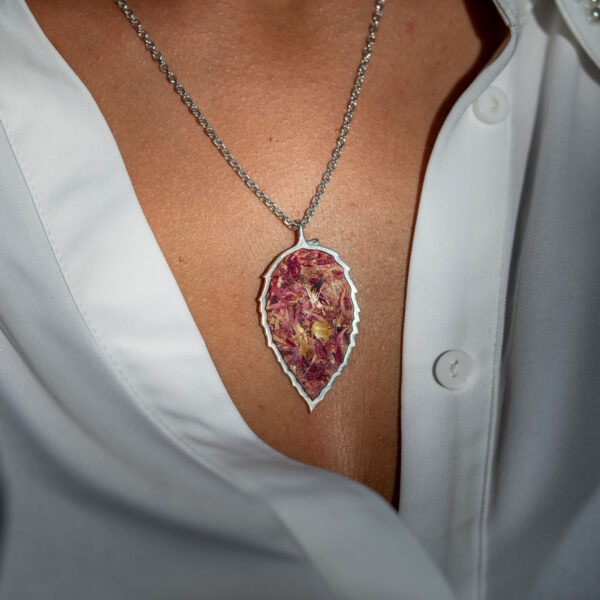 Handgefertigter Schmuck Anhänger mit Rosenblüten in 925er Silber. Zart, nachhaltig & einzigartig – ein Schmuckstück voller Poesie und Naturverbundenheit.